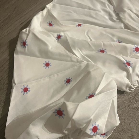 Vibrant White Floral Puff Sleeve Dress - Chic V-Neck & Trendy Cut-Outs Sz S NWT - Picture 10 of 10